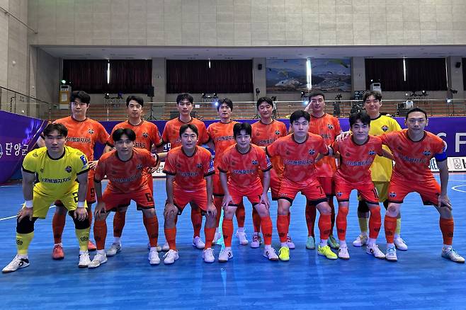 ▲ 강원FS 선수단이 24일 충북 단양국민체육센터에서 열린 대구FS와 2026 FK CUP 남자부 16강에 앞서 필승을 다짐하고 있다.   강원FC 제공