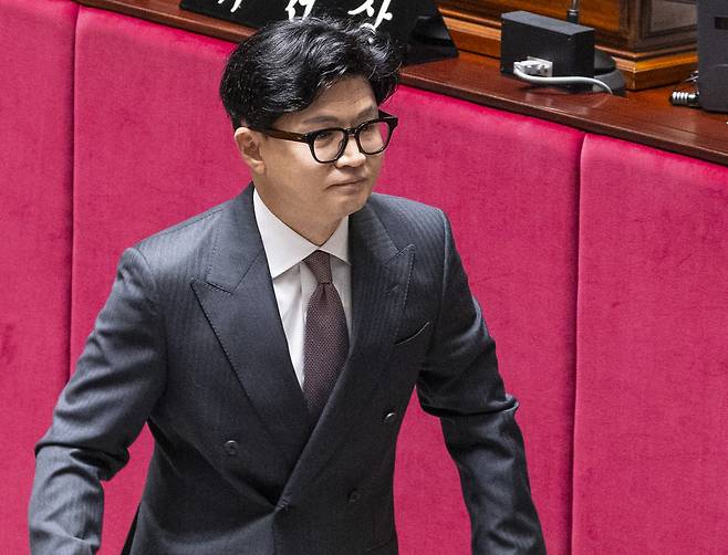 무소속 한동훈 의원이 지난 24일 국회에서 열린 예산결산특별위원회 전체 회의에서 질의를 마친 뒤 이동하고 있다.  연합뉴스