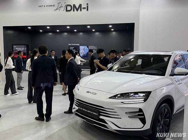 25일 서울 강남구 코엑스 A홀에서 개막한 ‘EV트렌드코리아 2026’에서 가장 많은 이목이 쏠린 곳은 BYD 부스였다. 송민재 기자