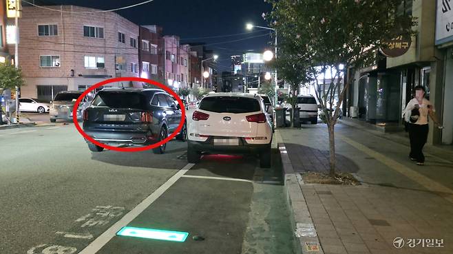 24일 오후 9시께 인천 남동구 문화로 노상주차장에 자리가 비었음에도 단속이 없는 틈을 타 주차면 밖에 불법주차(빨간 동그라미)를 하고 있다. 장민재기자