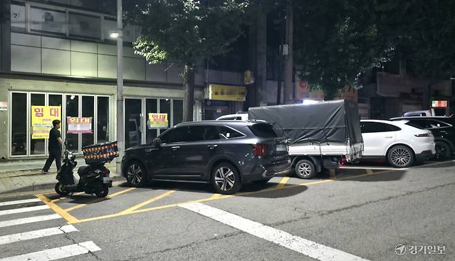 24일 오후 11시께 인천 남동구 하촌로 노상공영주차장에 차량들이 주차비를 내지 않기 위해 안전지대에 불법주차하고 있다. 장민재기자