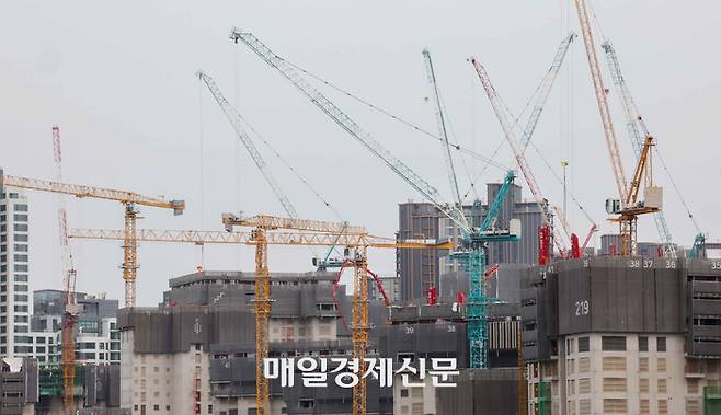 서울시내 한 아파트 공사현장에 설치된 타워크레인 [한주형 기자]