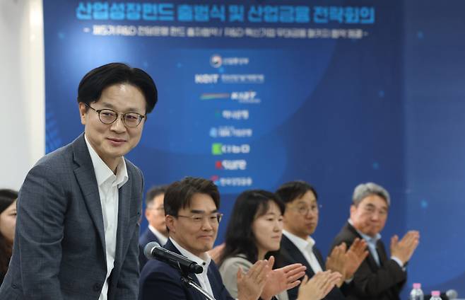 지난 5월 18일 서울 여의도 한국성장금융투자운용에서 열린 산업성장펀드 출범식에서 김정관 산업통상부 장관이 인사하고 있다. [연합뉴스]