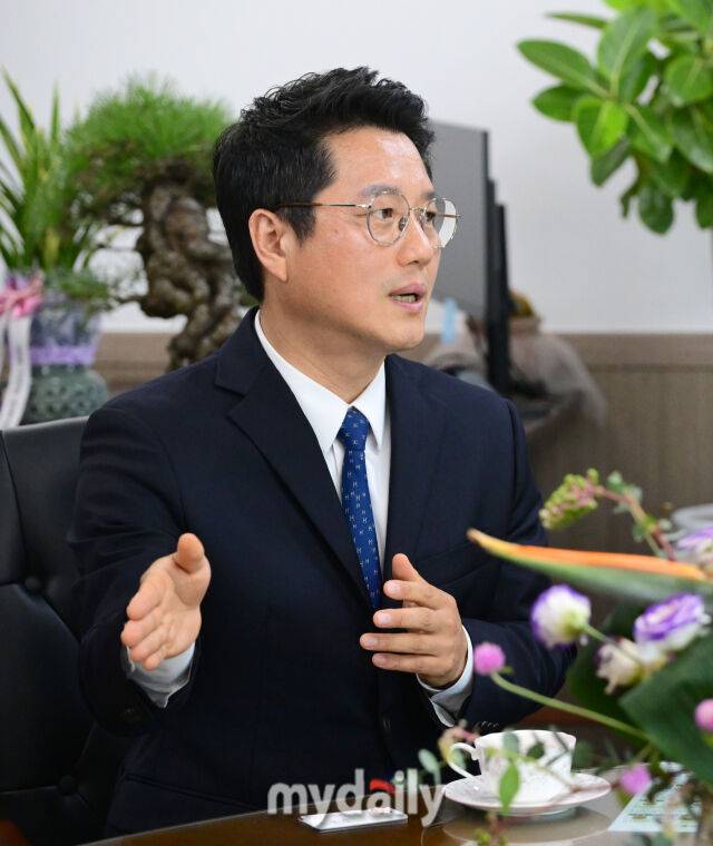 한국대학축구연맹 박한동 회장이 25일 오후 경상남도 통영시를 찾아 강석주 통영시장에게 재해구호 성금을 전달한 뒤 이야기를 나누고 있다./통영시청=유진형 기자