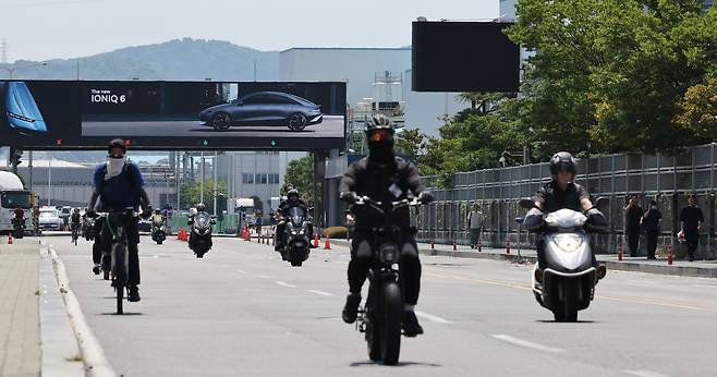 지난달 29일 울산시 북구 현대자동차 울산공장 명촌정문에서 오전조 근무자들이 부분파업으로 일찍 퇴근하고 있다. [연합]