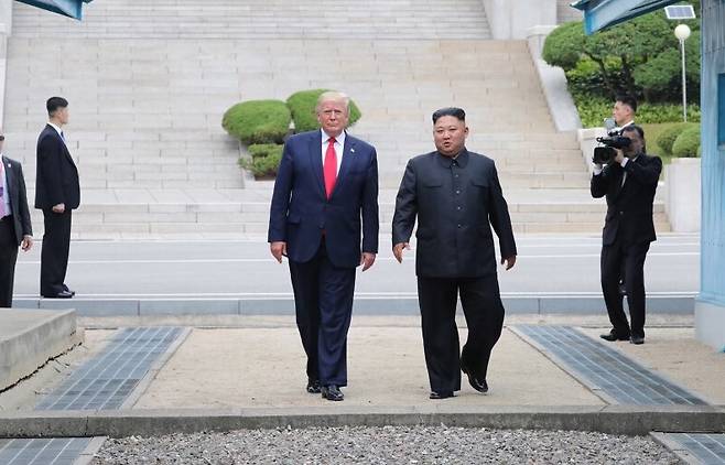 도널드 트럼프 미국 대통령(왼쪽)과 김정은 북한 국무위원장관이 지난 2019년 6월 판문점 회동 당시 함께 이동하는 모습. 트럼프 대통령은 이날 소셜미디어 트루스소셜에 김 위원장과 함께 촬영한 사진 3장을 잇따라 게시했다. [SNS]