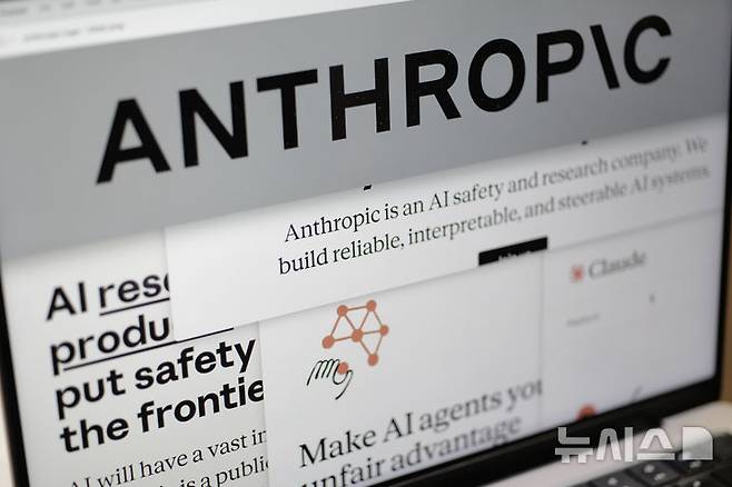 [뉴욕=AP/뉴시스] 사진은 2026년 2월26일 미국 뉴욕의 한 컴퓨터 화면에 인공지능(AI) 기업 앤트로픽 웹사이트 페이지와 회사 로고가 표시돼 있는 모습. 2026.06.04.