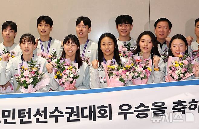 [인천공항=뉴시스] 전진환 기자 = 인도 뉴델리에서 열린 세계배드민턴연맹(BWF) 세계선수권대회를 마치고 귀국한 안세영 등 한국 대표팀 선수들이 25일 오전 인천공항에서 기념촬영을 하고 있다. 2026.08.25. amin2@newsis.com