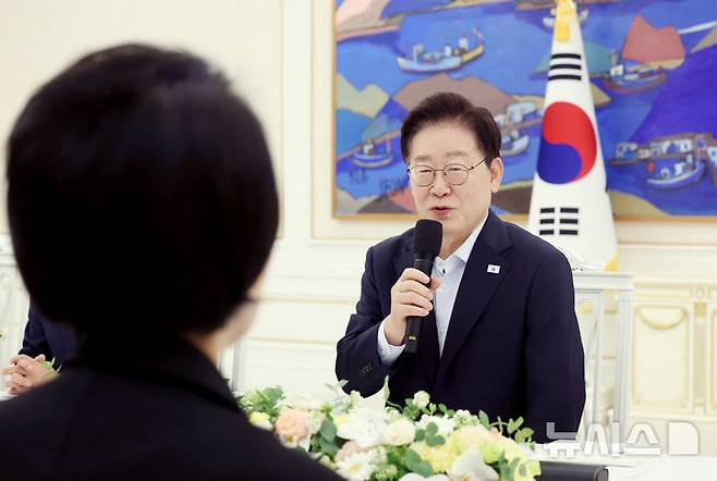 [서울=뉴시스] 조성봉 기자 = 이재명 대통령이 25일 청와대에서 열린 더불어민주당 신임 지도부 만찬 간담회에서 인사말을 하고 있다. 2026.08.25. suncho21@newsis.com