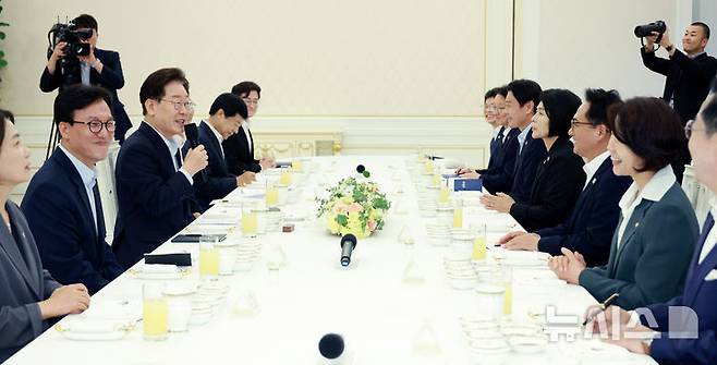 [서울=뉴시스] 조성봉 기자 = 이재명 대통령이 25일 청와대에서 열린 더불어민주당 신임 지도부 만찬 간담회에서 인사말을 하고 있다. 2026.08.25. suncho21@newsis.com