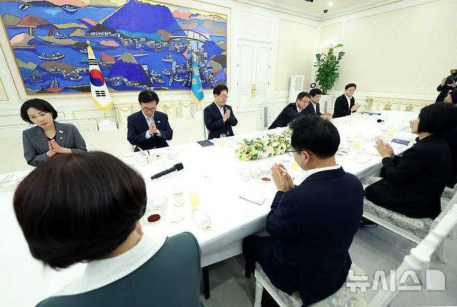 [서울=뉴시스] 조성봉 기자 = 이재명 대통령이 25일 청와대에서 열린 더불어민주당 신임 지도부 만찬 간담회에서 박수를 치고 있다. 2026.08.25. suncho21@newsis.com