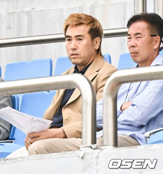[OSEN=춘천, 박준형 기자] 21일 오후 춘천시 송암동 춘천송암스포츠타운 주경기장에서 하나원큐 K리그1 2023 14라운드 강원FC와 포항 스틸러스의 경기가 진행됐다.강원은 승점 10(2승 4무 7패)으로 11위, 포항은 승점 23(6승 5무 2패)으로 4위에 각각 올라 있다.&nbsp;후반 김병지 강원FC 대표이사가 경기를 지켜보고 있다. 2023.05.21 / soul1014@osen.co.kr