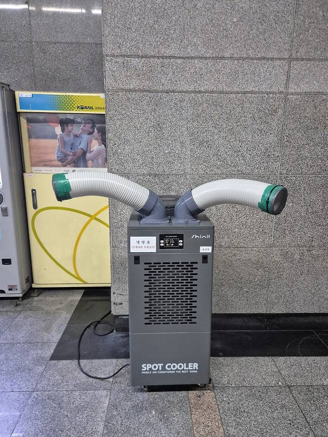 서울 낮 기온이 33도를 기록한 24일 오후 용산역 1번 승강장에 승객들을 위한 이동식 냉방기가 설치되어 있다. 김동환 기자
