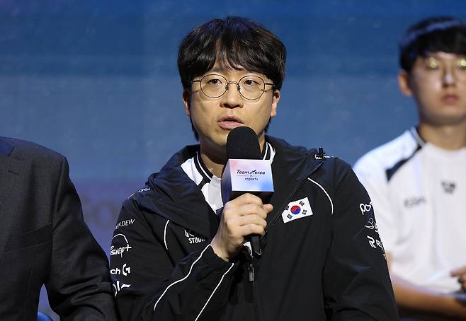 ‘무릎’ 배재민이 25일 서울 마포구 상암큐브컨벤션센터에서 열린 2026 아이치·나고야 아시안게임 e스포츠 국가대표 출정식에서 취재진의 질문에 답하고 있다.  연합뉴스