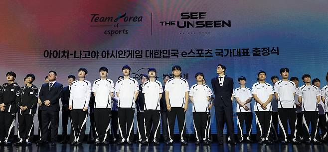 25일 2026 아이치·나고야 아시안게임 e스포츠 국가대표 출정식에 참석한 선수단이 포즈를 취하고 있다.  연합뉴스