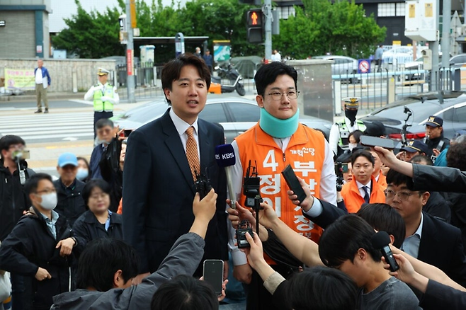 이준석 개혁신당 대표(왼쪽)와 정이한 개혁신당 부산시장 후보가 4월29일 부산 북구 구포시장을 찾아 선거운동을 벌이고 있다. 연합뉴스