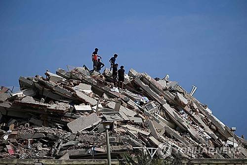 지진 피해가 집중된 베네수엘라 라과이라주 현장에 건물 잔해가 겹겹이 쌓여 있다. [AFP=연합뉴스]