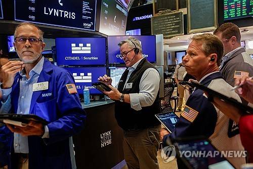 미국 뉴욕증권거래소(NYSE) 트레이더들 [로이터=연합뉴스. 재판매 및 DB 금지]