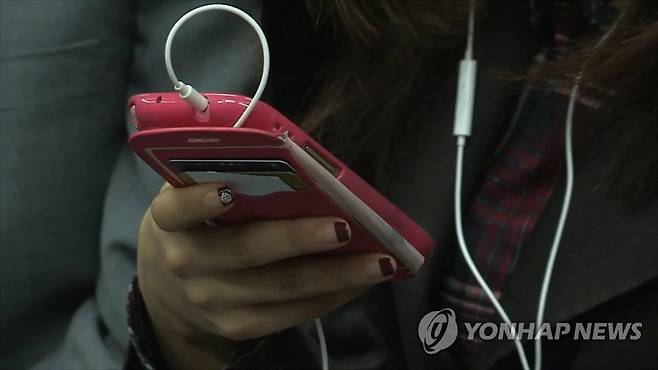 Ouvindo música com fones de ouvido de smartphone [Captura de tela da Yonhap News TV]
