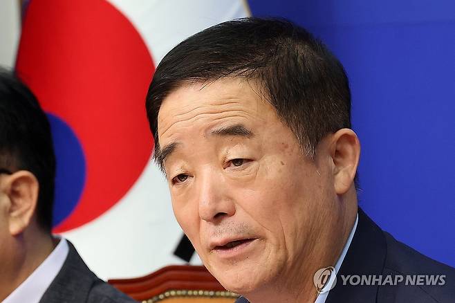 발언하는 강득구 민주연구원 혁신 TF 단장 (서울=연합뉴스) 이동해 기자 = 민주연구원 혁신 TF 단장인 더불어민주당 강득구 의원이 25일 국회에서 열린 '민주연구원 혁신 TF 1차 회의'에서 발언하고 있다. 2026.8.25 eastsea@yna.co.kr