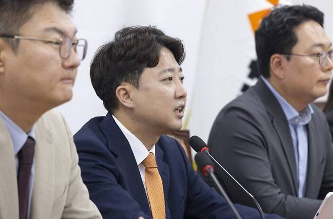 개혁신당 이준석 대표가 지난 23일 국회에서 열린 최고위원회의에서 더불어민주당이 추진하고 있는 검찰의 보완수사관 폐지와 관련한 발언을 하고 있다. /연합뉴스