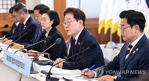 이재명 대통령이 26일 청와대에서 열린 제10회 중앙지방협력회의에서 발언하고 있다. 연합뉴스