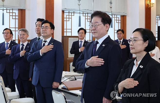 이재명 대통령이 26일 청와대에서 열린 제10회 중앙지방협력회의에서 국민의례를 하고 있다. 연합뉴스