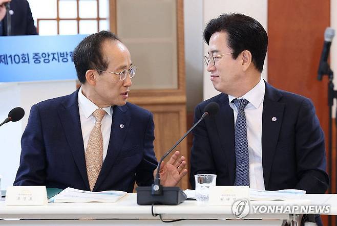 추경호 대구시장과 허태정 대전시장이 26일 청와대에서 열린 이재명 대통령 주재 제10회 중앙지방협력회의에서 대화하고 있다. 연합뉴스