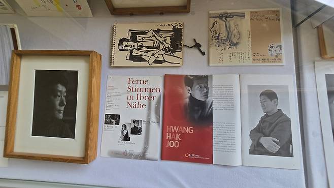 ‘황학주 문학관’에 전시된 황시인 관련 외국 잡지와 사진, 캐리커쳐 등 전시물.