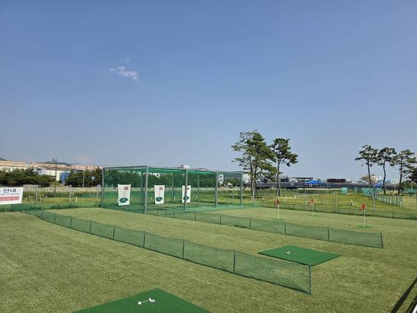 창원시 진해구 용원체육공원 파크골프장 내 새로 조성된 파크골프연습장. /부산진해경제자유구역청