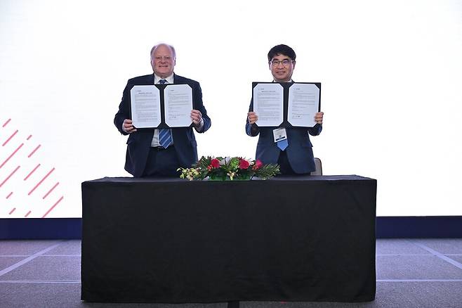 해롤드 울프 HIMSS 회장(왼쪽)과 전영태 분당서울대병원장(오른쪽)가 디지털 헬스케어 및 의료 AI 혁신을 위한 업무협약을 체결했다.(사진제공=분당서울대병원)