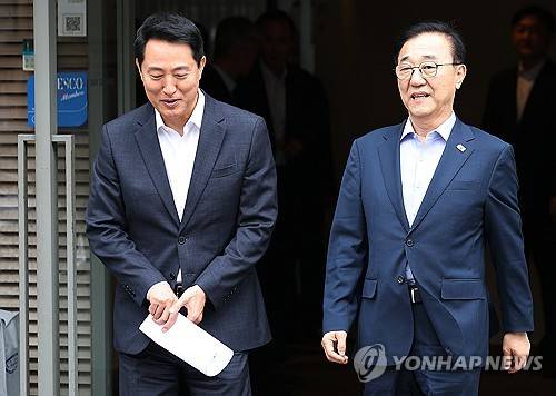 대화하며 나서는 김윤덕 장관-오세훈 서울시장[출처: 연합뉴스 자료 사진]