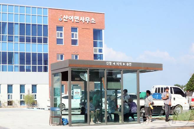 25일 전남광주 해남군 산이면사무소 앞 버스정류장에서 어르신들이 모여 앉아 있는 모습. ⓒ 뉴스1 조수민 기자