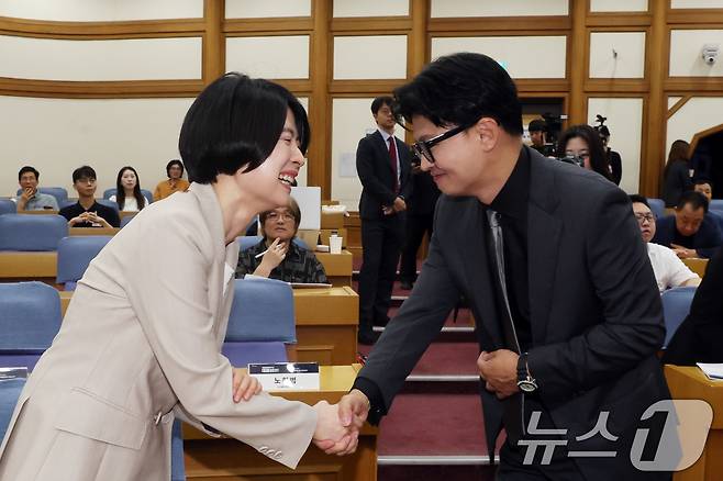 한동훈 무소속 의원과 한지아 국민의힘 의원이 지난 7월 1일 오전 서울 여의도 국회 의원회관에서 열린 '국민통합컨센서스 대화 2026'에서 악수를 나누고 있다. 2026.7.1 ⓒ 뉴스1 황기선 기자