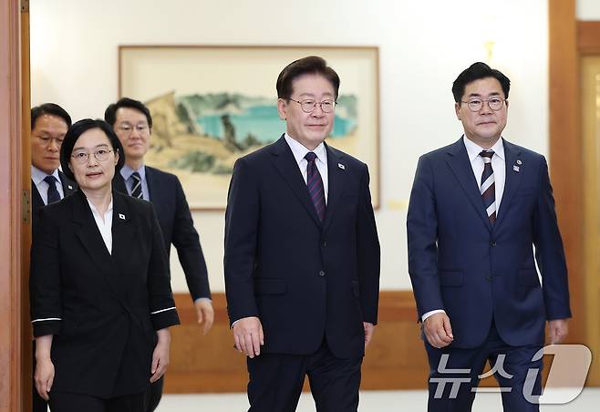 이재명 대통령이 26일 청와대에서 열린 제10회 중앙지방협력회의에 입장하고 있다. 왼쪽부터 한성숙 국무총리, 이 대통령, 박찬대 시도지사협의회장. 2026.8.26 ⓒ 뉴스1 이재명 기자