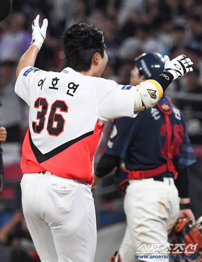 25일 광주 기아챔피언스필드에서 열린 KIA와 롯데의 경기. 9회말 2사 만루 KIA 이호연이 끝내기 만루포를 날린 뒤 환호하고 있다. 광주=박재만 기자 pjm@sportschosun.com