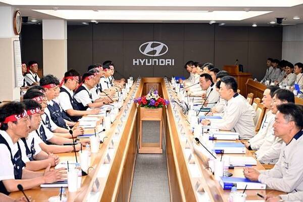 현대자동차·기아에 이어 현대모비스 노사도 2026년 잠정합의안을 마련했다. 현대자동차 노사가 울산공장 본관 동행룸에서 2025년 임금 및 단체협약을 위한 상견례를 하는 모습. / 현대자동차