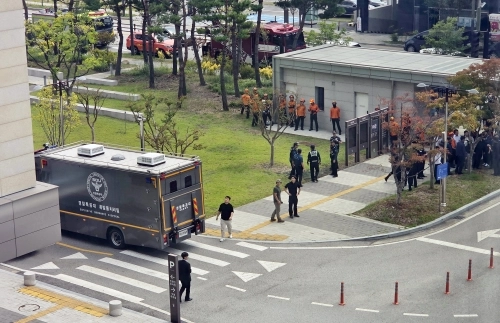 26일 전주지방법원에 폭발물 의심 신고가 접수돼 경찰과 법원 관계자들이 출입을 통제하고 수색에 나섰다.ⓒ연합뉴스