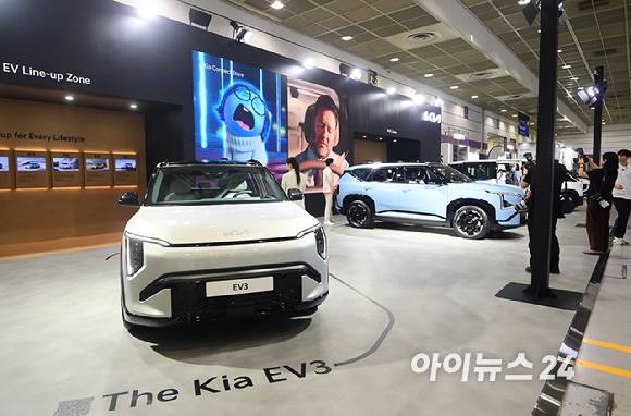 전기차, 전기 이륜차, 전기식 건설기계 등 친환경 이동수단의 미래를 한눈에 볼 수 있는 'EV 트렌드 코리아 2026'이 25일 서울 강남구 코엑스에서 열렸다. 기아 부스에서 EV3 GT-Line, EV5 GT-Line이 전시되고 있다. [사진=정소희 기자]