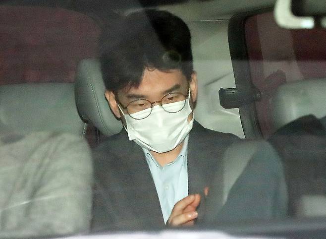 '피습 자작극' 혐의로 구속된 정이한 전 개혁신당 부산시장 후보가 지난 16일 오전 부산 동래구 동래경찰서에서 검찰로 송치되고 있다. 뉴스1