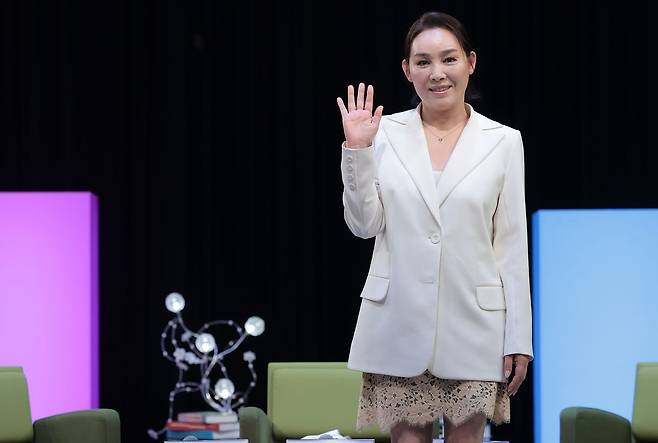가수 양수경이 26일 오후 서울 마포구 YTN홀에서 열린 기자회견에서 포즈를 취하고 있다. [사진 뉴스1]
