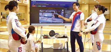여자펜싱 에페 국가대표팀 소속 (앞줄 왼쪽부터 시계 반대 방향으로) 이혜인·양승혜 선수, 함재만 코치, 임태희·송세라 선수. /SK텔레콤 제공