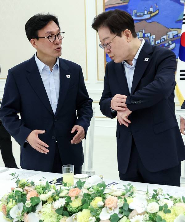 이재명 대통령이 25일 청와대에서 열린 더불어민주당 신임 지도부 만찬 간담회에서 김민석 대표와 대화하고 있다. 연합뉴스