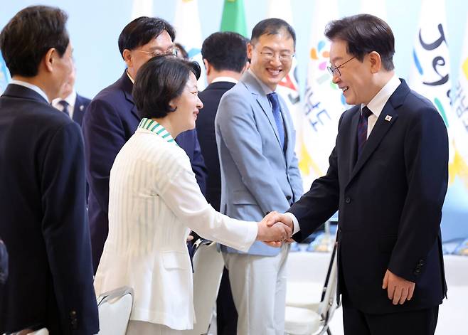 이재명 대통령이 26일 청와대에서 열린 제10회 중앙지방협력회의에서 추미애 경기도지사와 인사하고 있다. 연합뉴스