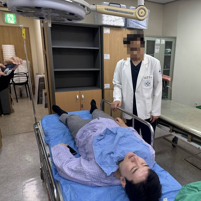 지난 4월27일 음료 투척 자작극 당시 병원에 이송된 정이한 전 개혁신당 부산시장 후보. /사진=뉴시스