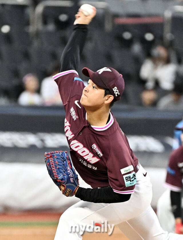 14일 오후 경기도 수원시 조원동 수원KT위즈파크에서 진행된 '2026 프로야구 KBO리그' KT위즈와 키움히어로즈의 경기. 키움 선발투수 박준현이 역투하고 있다./마이데일리
