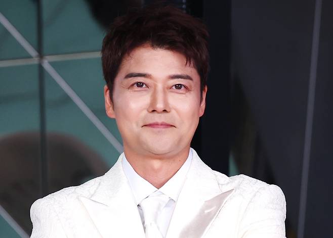 방송인 전현무가 지난달 31일 오후 인천 영종도 파라다이스시티 호텔에서 열린 제5회 청룡 시리즈 어워즈 레드카펫 및 포토월 행사에 참석하고 있다. [연합]