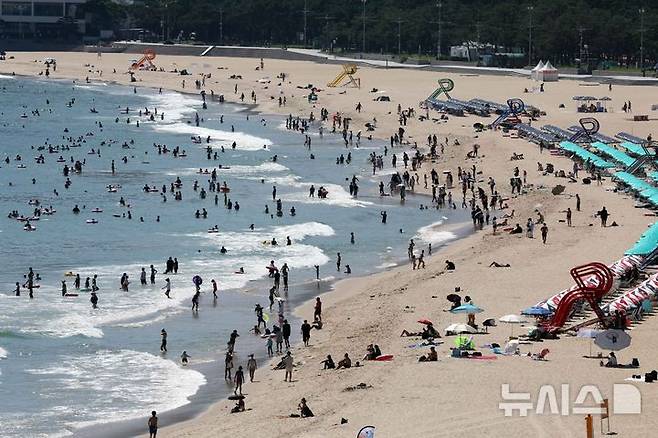 [부산=뉴시스] 하경민 기자 = 부산지역에 폭염경보가 발효 중인 26일 부산 해운대구 해운대해수욕장을 찾은 시민과 관광객들이 물놀이를 즐기고 있다. 2026.08.26. yulnetphoto@newsis.com