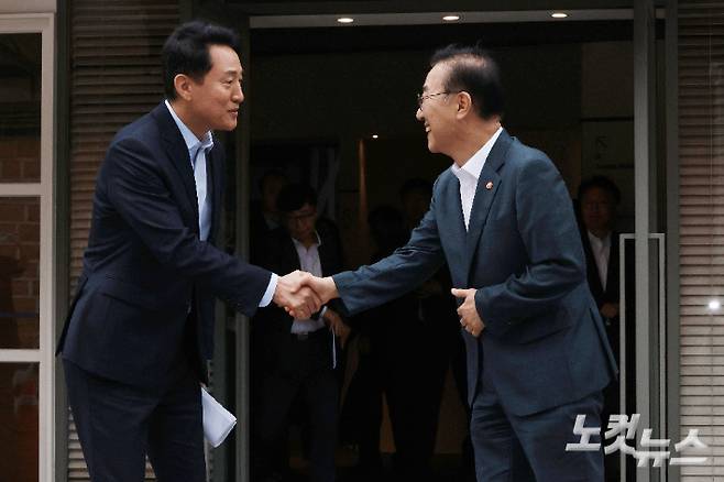 김윤덕 국토교통부 장관과 오세훈 서울시장이 20일 오전 서울 중구 커퍼런스하우스 달개비에서 '용산공원 주택공급' 관련 회동을 가진 후 나서고 있다. 류영주 기자