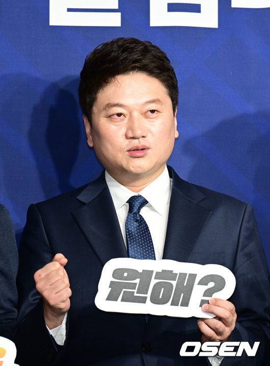 [OSEN=이대선 기자] 2일 오전 서울 종로구 축구회관에서 2023 AFC 아시안컵 대한민국 유치 알림대사 발대식이 열렸다.해설가 박문성이 기념촬영을 하고 있다. 2022.09.02 /sunday@osen.co.kr